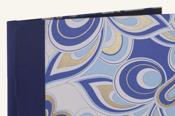 blaue Mappe mit Druckveredelung in gold